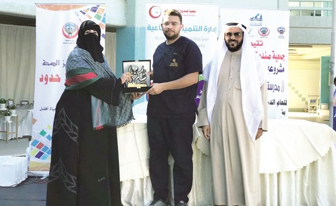 تكريم أحد المشاركين﻿