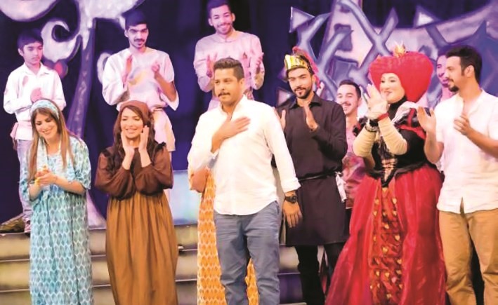المخرج فهد شطي يحيي الجمهور في احد أعماله المسرحية﻿