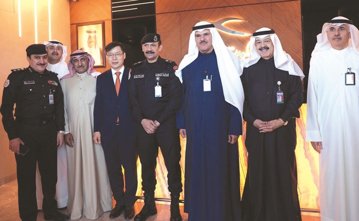 الشيخ سلمان الحمود ويوسف الجاسم واللواء وليد الصالح وكوانغ سو لي في لقطة جماعية مع المدعوين﻿