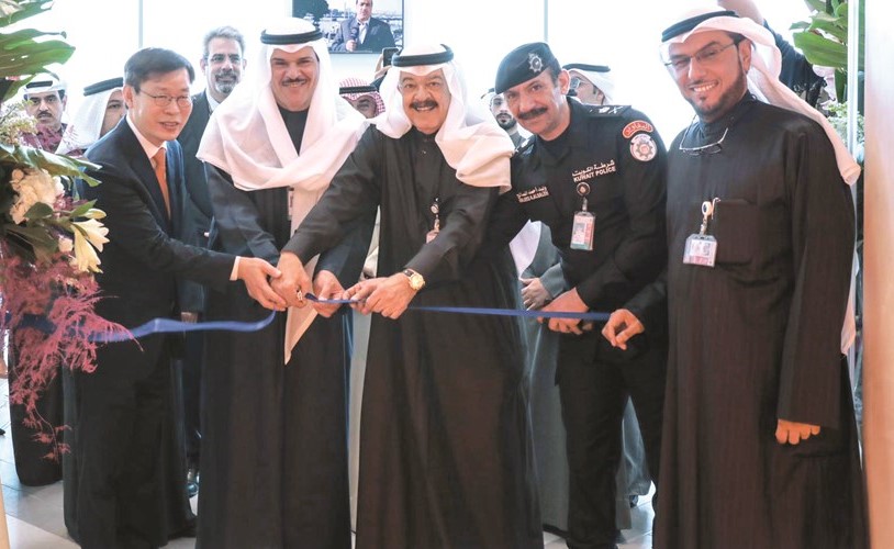 الشيخ سلمان الحمود ويوسف الجاسم واللواء وليد الصالح وكوانغ سو لي خلال قص شريط افتتاح قاعة بيان ﻿