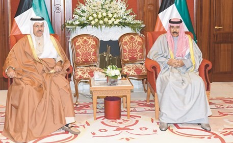 سمو ولي العهد الشيخ نـواف الأحمـد خـلال استقبالـه محـافـظ حـولي الفريق أول متقاعد الشيخ أحمد النواف ﻿