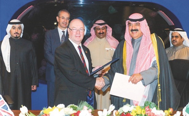 خالد الجارالله واليستر بيرت عقب التوقيع على خطة عمل اللجنة المشتركة ﻿