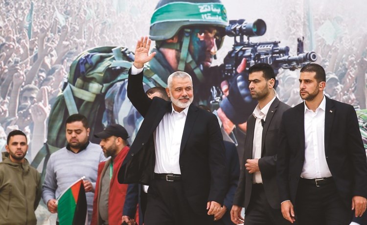 رئيس المكتب السياسي لـ حماس إسماعيل هنية اثناء وصوله للاحتفال بالذكرى 31 لتأسيس الحركة في غزة امس	(أ.ف.پ) ﻿