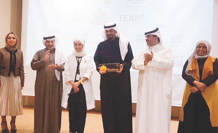 فهد الغيص والشيخ دعيج الخليفة خلال تكريم المشاركين﻿