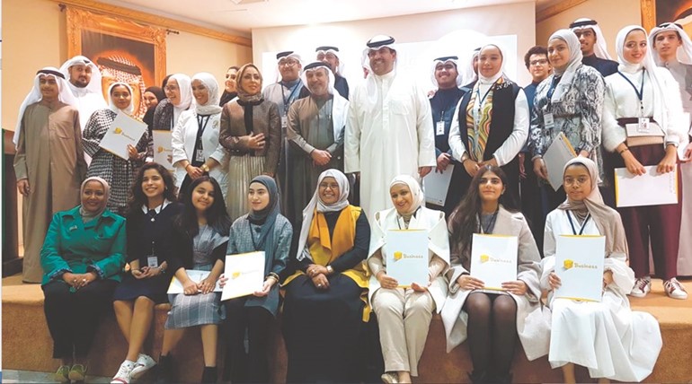 فهد الغيص والشيخ دعيج الخليفة مع المكرمين﻿