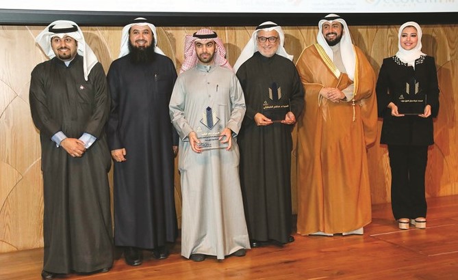 الشيخ د.باسل الصباح مع مجموعة من المكرمين 	(زين علام)﻿