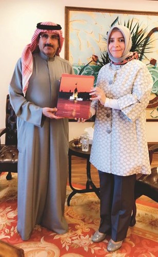 الشيخ مبارك الدعيج مستقبلا السفيرة التركية لدى الكويت عائشة كويتاك ﻿