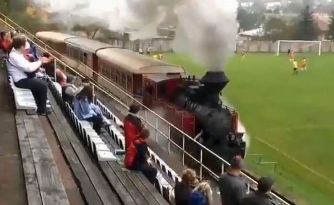 فيديو مدهش لقطار يخترق ملعب مباراة كرة قدم وسط تصفيق الجماهير !