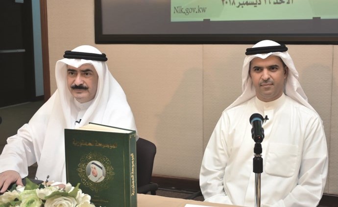 عبدالله الملا وكامل العبدالجليل خلال الندوة ﻿