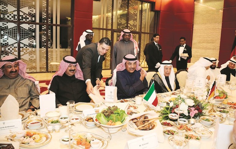 الشيخ صباح الخالد وعلي الغانم وخالد الجارالله ووليد الخبيزي خلال مأدبة العشاء ﻿