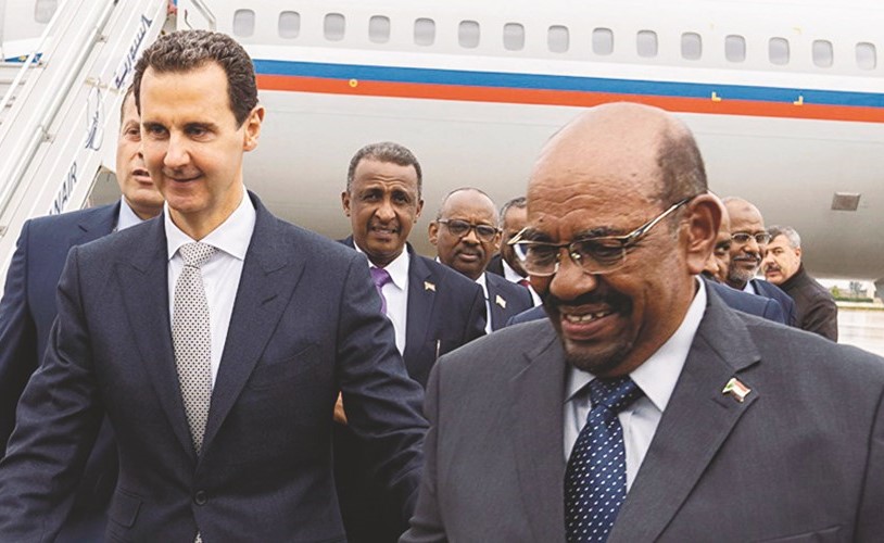 الرئيس بشار الاسد مستقبلا نظيره السوداني عمر البشير وتبدو خلفهما الطائرة الروسية﻿