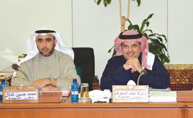 مبارك الحجرف ومحمد الدلال خلال اجتماع لجنةذوي الإعاقة﻿