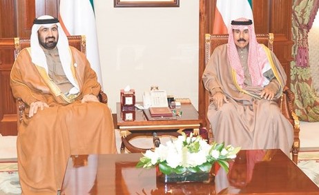 سمو ولي العهد الشيخ نواف الأحمد خلال استقباله السفير الإماراتي رحمة الزعابي﻿
