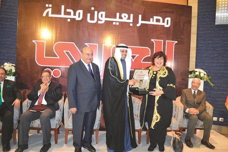 محمد الجبري مكرما وزيرة الثقافة إيناس عبدالدايم﻿