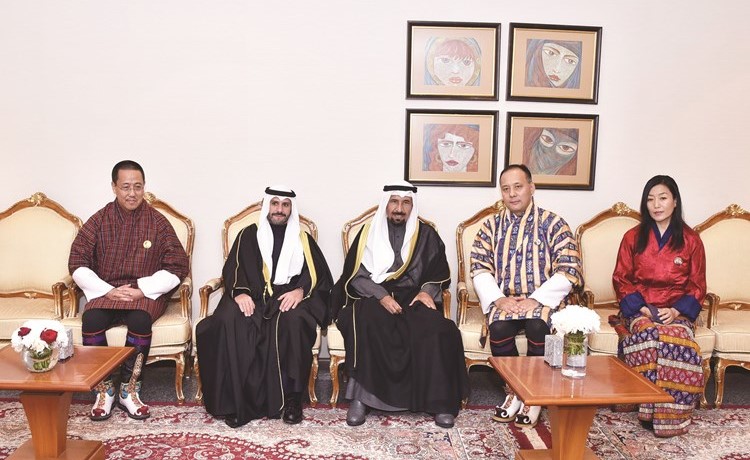 الشيخ علي الجابر والشيخ عبدالله ناصر صباح الأحمد يقدمان التهاني﻿