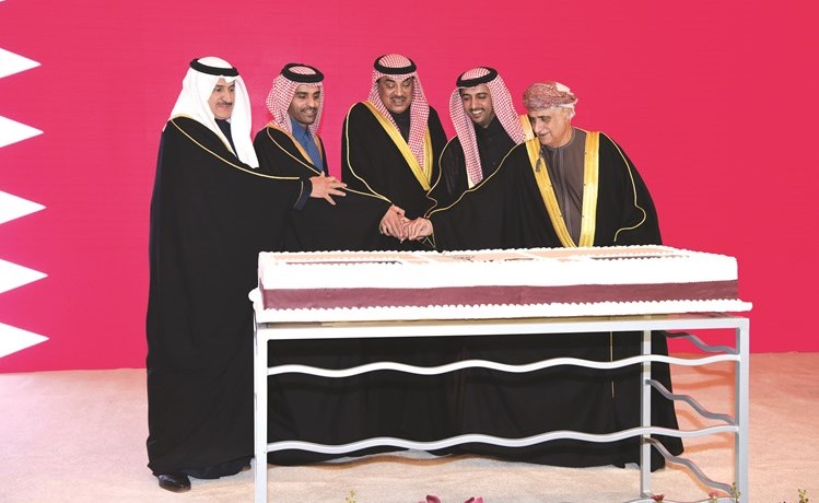 الشيخ صباح الخالد والسفير العماني د.عدنان الأنصاري ومساعد وزير الخارجية لشؤون المراسم السفير ضاري العجران يشاركون السفير القطري بندر العطية قطع كيكة الاحتفال(أحمد علي)﻿