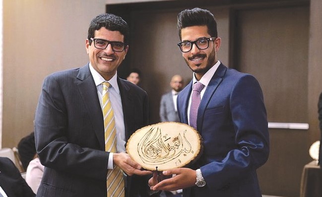 مازن الناهض مكرما أحد الطلبة ﻿