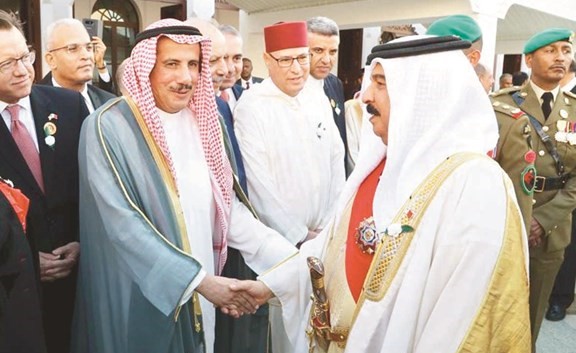 الملك حمد بن عيسى مصافحا الشيخ عزام الصباح﻿