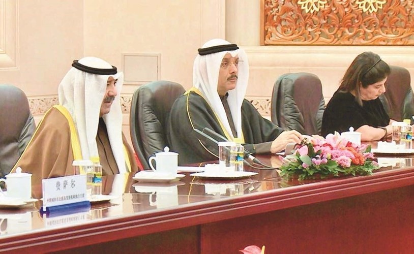 الشيخ ناصر صباح الأحمد والسفير سميح جوهر حيات خلال المباحثات﻿
