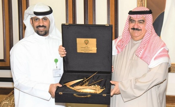 ثابت المهنا يقدم درعا تكريمية لممثل البنك التجاري﻿