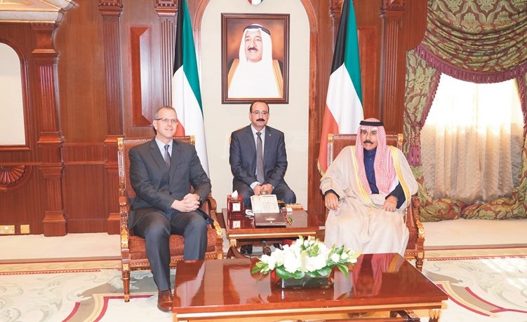 سمو ولي العهد خلال استقباله سفير كندا ﻿
