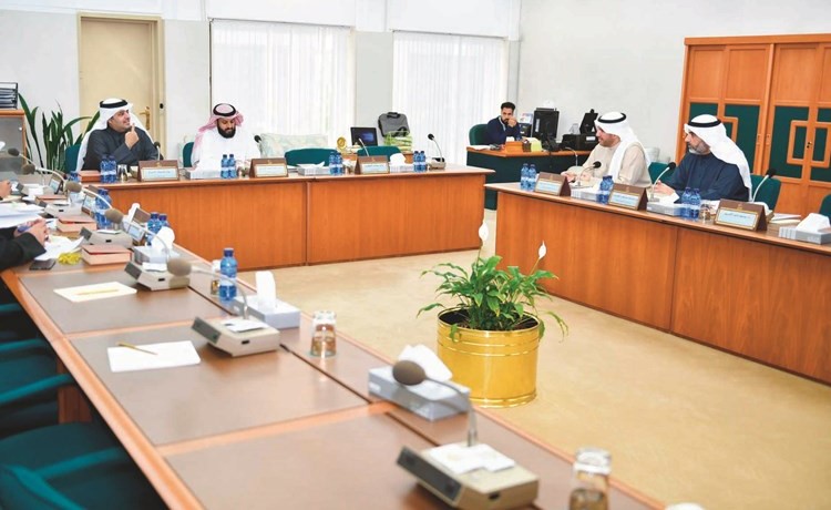 عبدالله فهاد ومبارك الحجرف خلال اجتماع لجنة البيئة﻿