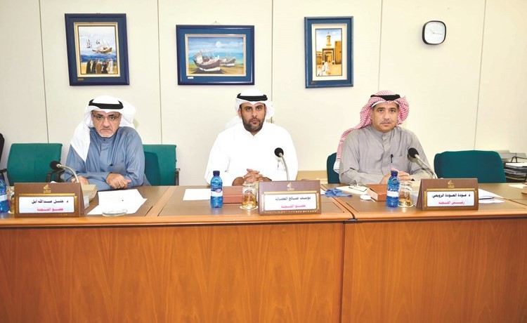 د. عودة الرويعي ويوسف الفضالة ود. خليل عبدالله في اللجنة التعليمية﻿