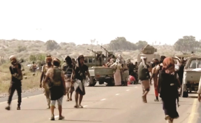 مقاتلو الحكومة اليمنية يتجمعون حول العربات المدرعة خلال القتال العنيف في الحديدة	(رويترز) ﻿