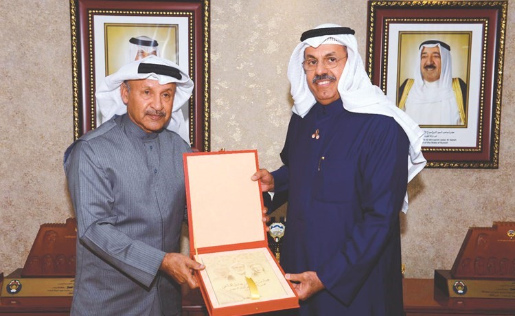 الشيخ أحمد النواف يتسلم كتابا من المستشار صالح بن هندي﻿