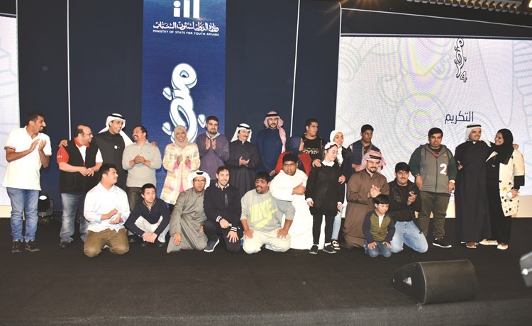 شفيق السيد عمر متوسطا المكرمين من نادي الطموح الكويتي الرياضي للإعاقات الذهنية	(محمد هنداوي)﻿