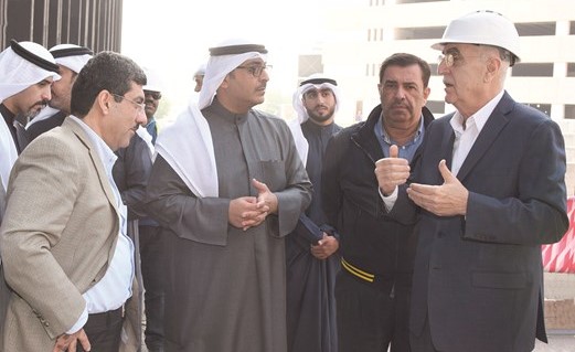 الشيخ أحمد المشعل خلال الزيارة الميدانية إلى مشروعمركز الكويت للسرطان بحضور وكيل الصحة د. مصطفى رضا﻿