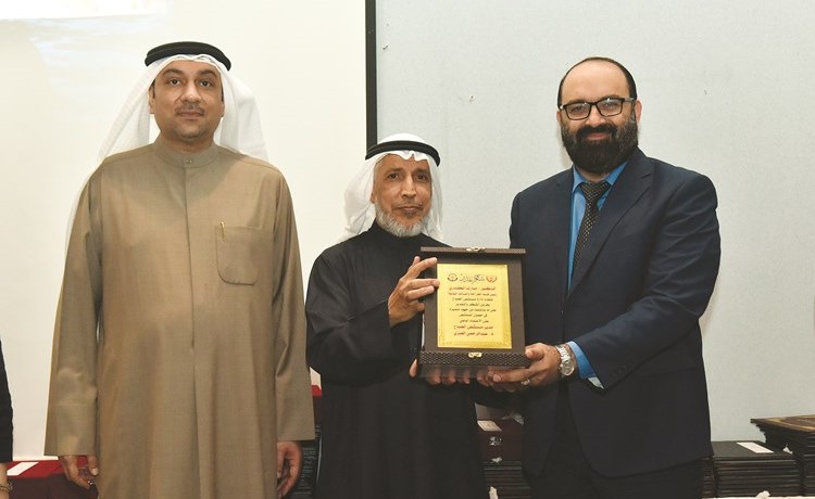 د.عبدالعزيز الفرهود ود.عبدالرحمن العنزي يكرمان د.مبارك الكندري﻿