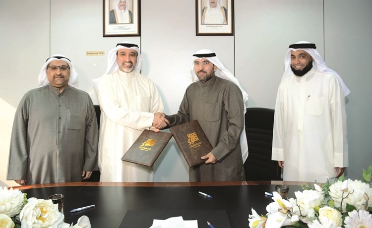 جانب من تبادل وثائق الاتفاقية بين البنك وأمانة الأوقاف ﻿