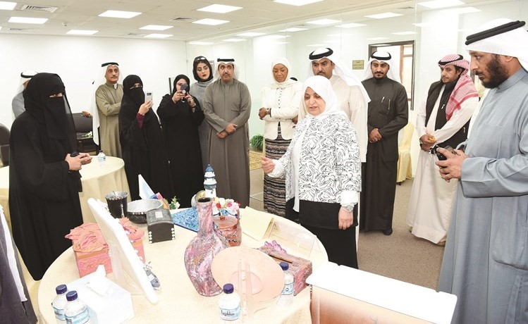 هند الصبيح وسعد الخراز وهناء الهاجري خلال جولة تفقدية في مركز تنمية المجتمع الجديد في منطقة المنقف(أحمد علي)﻿