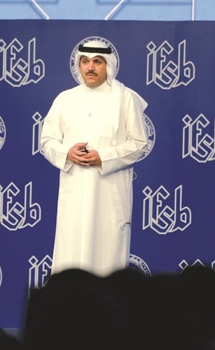 د.محمد الهاشل متحدثا خلال الاجتماع﻿