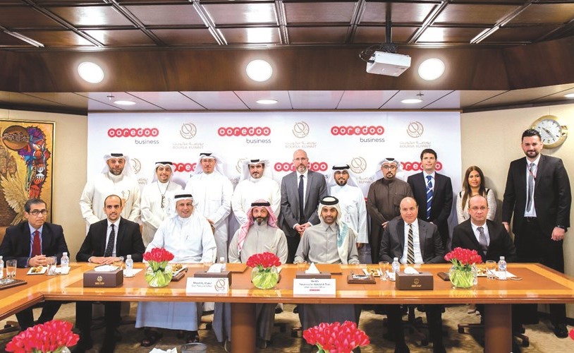 لقطة جماعية لمسؤولي شركة Ooredoo وبورصة الكويت على هامش توقيع الاتفاقية﻿