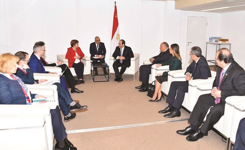 الرئيس عبدالفتاح السيسي مستقبلا كبير الموظفين التنفيذيين في البنك الدولي كريستلينا ايفا في فيينا أمس الأول﻿