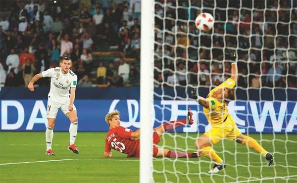 كرة نجم ريال مدريد غاريث بيل في طريقها إلى الشباك اليابانية (رويترز)﻿