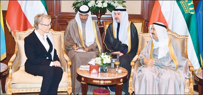 صاحب السمو الأمير الشيخ صباح الأحمد مستقبلا رئيسة وفد العلاقات مع شبه الجزيرة العربية في البرلمان الأوروبي ميشيل آليو ماري