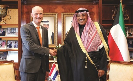 جانب من لقاء الشيخ صباح الخالد والوزير ستيف بلوك	(محمد هاشم)﻿