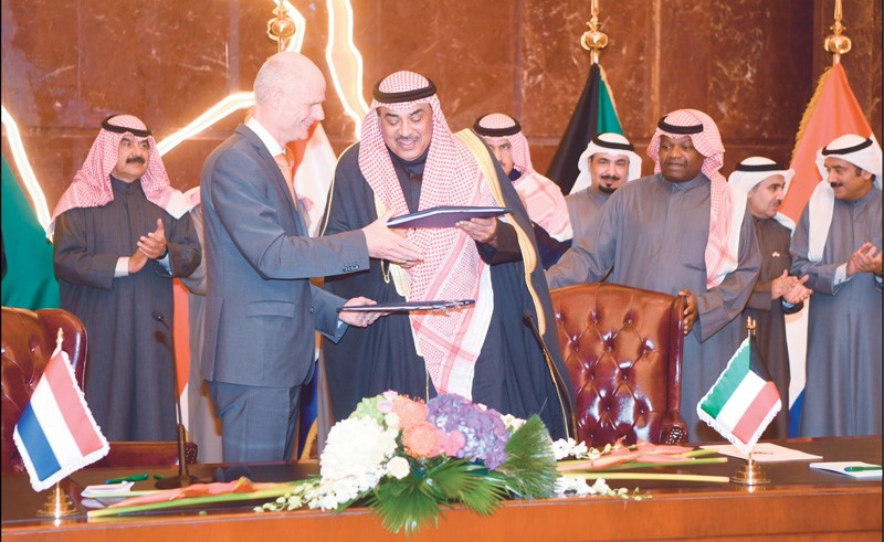 الشيخ صباح الخالد وستيف بلوك يتبادلان وثائق اتفاقية حول الخدمات الجوية 	(محمد هاشم)