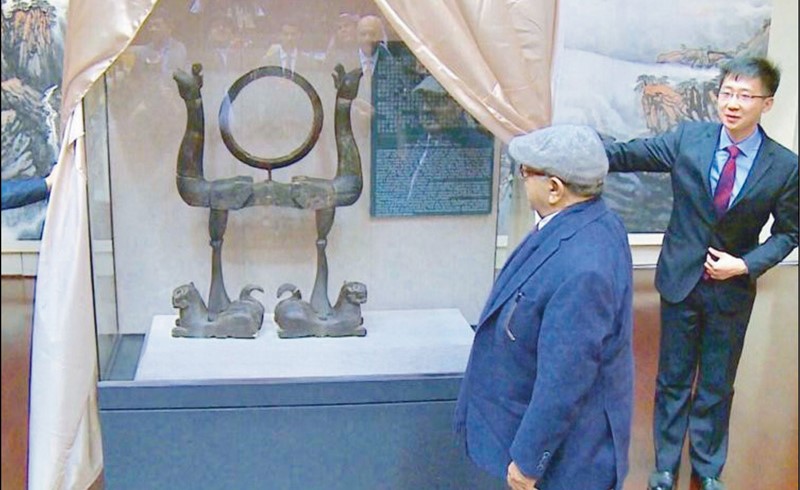 مبعوث سمو الأمير الشيخ صباح الأحمد النائب الأول لرئيس مجلس الوزراء ووزير الدفاع الشيخ ناصر صباح الأحمد يهدي متحف (بولي) قطعة أثرية نادرة	