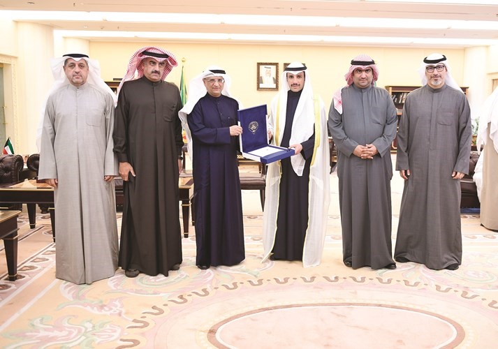 رئيس مجلس الأمة مرزوق الغانم مستقبلا وزير التجارة ورئيس واعضاء مفوضي هيئة اسواق المال﻿