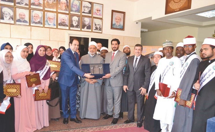 د.ماجد العازمي والمستشار بالسفارة عادل السريع ود.محمد المحرصاوي مع عدد من الخريجين والخريجات﻿