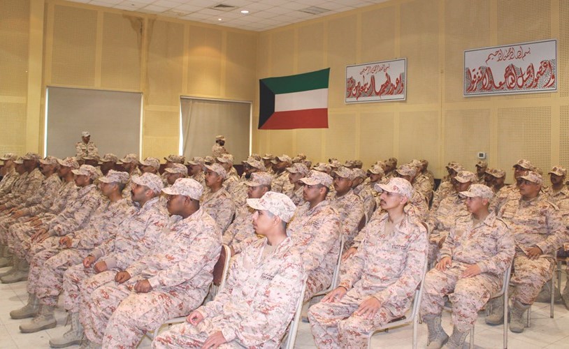 المجندون الجدد يستمعون إلى إحدى محاضرات الدورة ﻿
