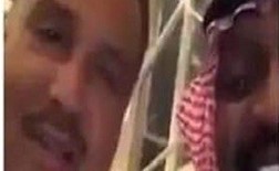 بالفيديو.. محمد عبده يمازح الفنان مزعل فرحان