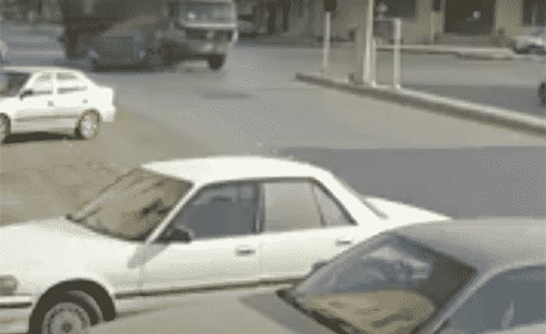 بالفيديو.. لحظة تصادم مروع بين شاحنة وسيارة في السعودية بسبب قطع الإشارة