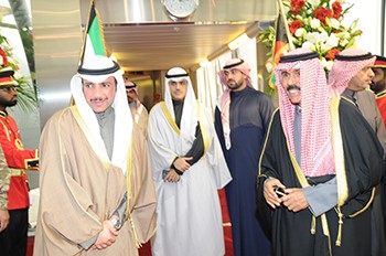 سمو ولي العهد الشيخ نواف الأحمد خلال مغادرته إلى السعودية وفي وداعه رئيس مجلس الأمة مرزوق الغانم