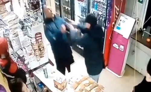 بالفيديو.. لحظة مقتل رجل تأخر في التحدث مع عاملة «الكاشير»