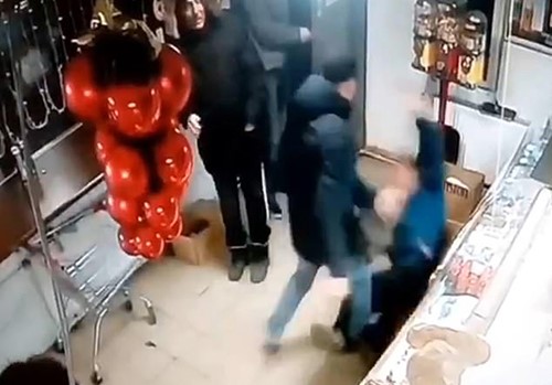 بالفيديو.. لحظة مقتل رجل تأخر في التحدث مع عاملة «الكاشير»